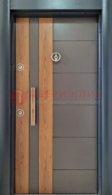 Коричневая входная дверь c МДФ панелью ЧД-01 в частный дом в Пушкино