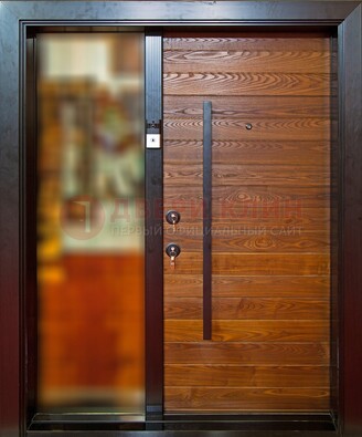 Коричневая входная дверь c МДФ панелью и стеклом ЧД-38 в частный дом в Пушкино