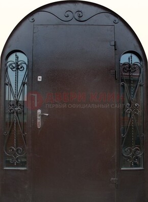 Арочная дверь со стеклом и ковкой ДА-16 под старину в Пушкино