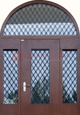 Крепкая стальная арочная дверь со стеклом и ковкой ДА-21 в Пушкино