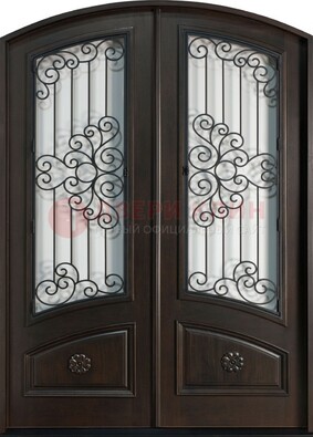 Арочная дверь со стеклом и ковкой ДА-33 в загородный дом в Пушкино