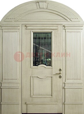 Белая входная дверь массив со стеклом и ковкой ДА-49 в Пушкино