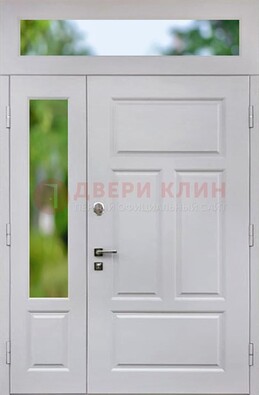 Белая полуторная железная дверь со стеклом и фрамугами ДФГ-10 в Пушкино
