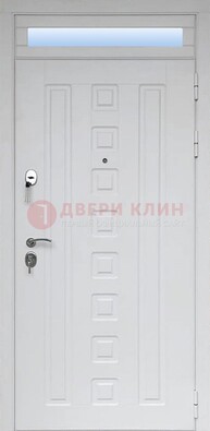 Белая металлическая дверь с фрамугой для коттеджа ДФГ-21 в Пушкино