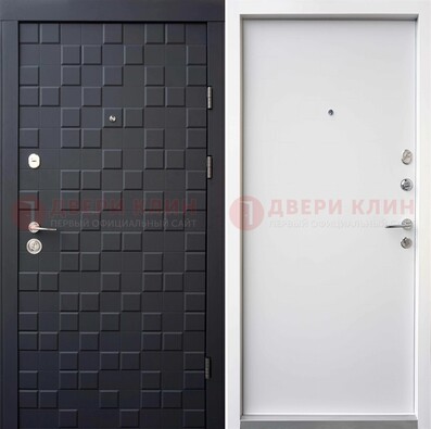 Темная входная дверь с белой МДФ внутри ДМ-222 в Пушкино