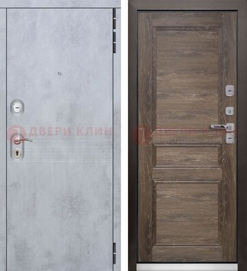 Серая металлическая дверь с МДФ коричневого цвета ДМ-304 в Пушкино