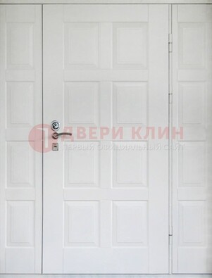 Белая входная дверь для коттеджа с МДФ ДМ-536 в Пушкино