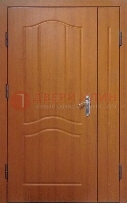 Коричневая двухстворчатая тамбурная дверь с МДФ ДМ-538 в Пушкино