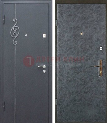 Серая стальная дверь с порошковым окрасом и ковкой ДП-109 в Пушкино