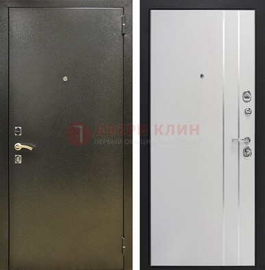 Железная темная дверь с порошковым покрытием и белая МДФ с молдингами  ДП-296 в Пушкино