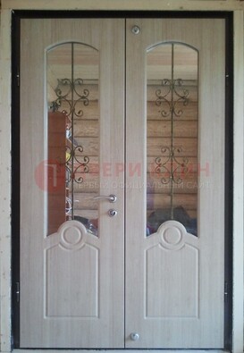 Парадная дверь со стеклянными вставками и ковкой ДПР-23 в деревянный дом в Пушкино