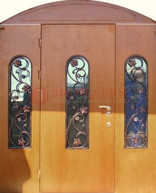 Парадная дверь со стеклянными вставками и ковкой ДПР-28 в общественное здание в Пушкино
