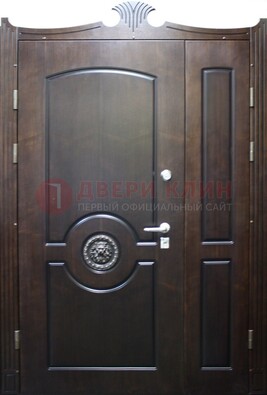 Коричневая парадная дверь с украшением ДПР-52 с утеплением в Пушкино