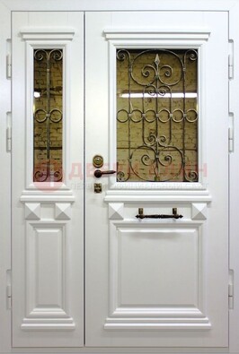 Белая парадная металлическая дверь со стеклом и ковкой ДПР-83 в Пушкино