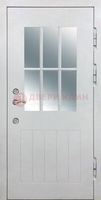 Белая уличная дверь со стеклом ДС-30 в Пушкино