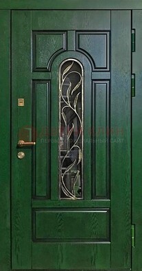 Зеленая железная дверь со стеклом и ковкой ДСК-111 в Пушкино