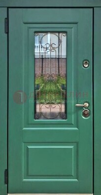 Зеленая металлическая дверь со стеклом и ковкой ДСК-113 в Пушкино