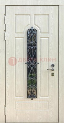 Светлая стальная дверь со стеклом и ковкой ДСК-118 в Пушкино