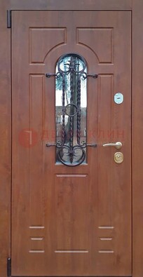 Темная железная дверь со стеклом и ковкой в коричневом цвете ДСК-154 в Пушкино