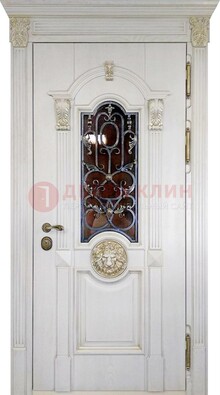 Белая железная дверь со стеклом и ковкой для кирпичного дома ДСК-155 в Пушкино