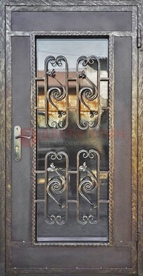 Коричневая наружная дверь порошок со стеклом и ковкой ДСК-160 в Пушкино