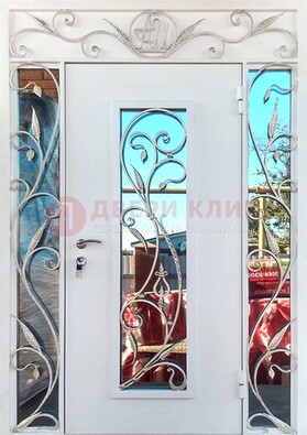Белая входная дверь порошок со стеклом и ковкой ДСК-165 в Пушкино