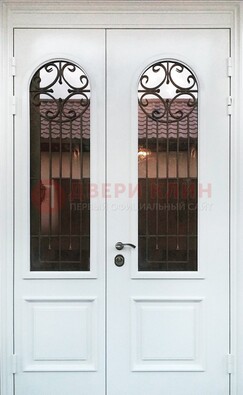 Белая стальная дверь стекло с ковкой и филенкой ДСК-201 в Пушкино
