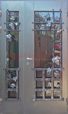 Распашная уличная дверь Порошок со стеклом и ковкой ДСК-221 в Пушкино