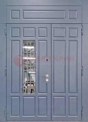 Серая двухстворчатая дверь Винорит со стеклом и ковкой ДСК-234 RAL 7024 в Пушкино