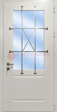 Белая простая железная дверь Винорит со стеклом и ковкой ДСК-257 в Пушкино