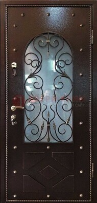 Влагостойкая дверь со стеклом и ковкой с декором ДСК-37 в Пушкино