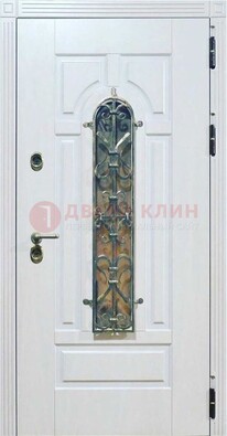 Белая остекленная металлическая дверь с ковкой ДСК-98 в Пушкино
