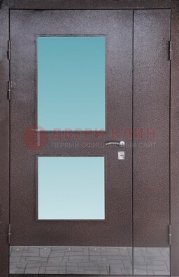 Коричневая тамбурная дверь со стеклянными вставками ДТМ-21 в Дедовске