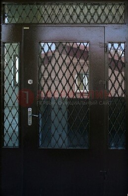 Коричневая тамбурная дверь со стеклянными вставками и ковкой ДТМ-32 в Пушкино