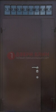 Коричневая тамбурная дверь со стеклянными вставками и ковкой ДТМ-39 в Пушкино