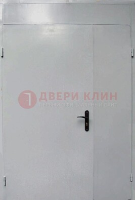Белая металлическая тамбурная дверь ДТМ-5 в Химках