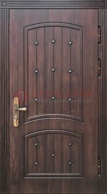 Коричневая уличная дверь с виноритом для дома ДВТ-235 в Пушкино