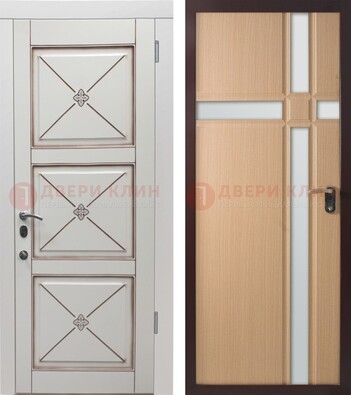 Белая уличная дверь с зеркальными вставками внутри ДЗ-94 в Пушкино