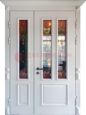 Белая полуторная металлическая дверь с витражом ВЖ-12 в Пушкино