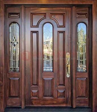 Железная классическая дверь с массивом дуба и витражом ВЖ-18 в Пушкино