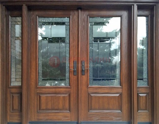 Распашная стальная дверь с массивом с витражом и фрамугами ВЖ-21 в Пушкино