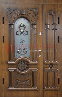 Коричневая двухстворчатая железная дверь с МДФ и витражом ВЖ-32 в Пушкино