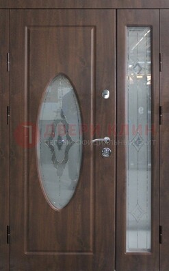 Коричневая двухстворчатая железная дверь с МДФ и витражом ВЖ-33 в Пушкино
